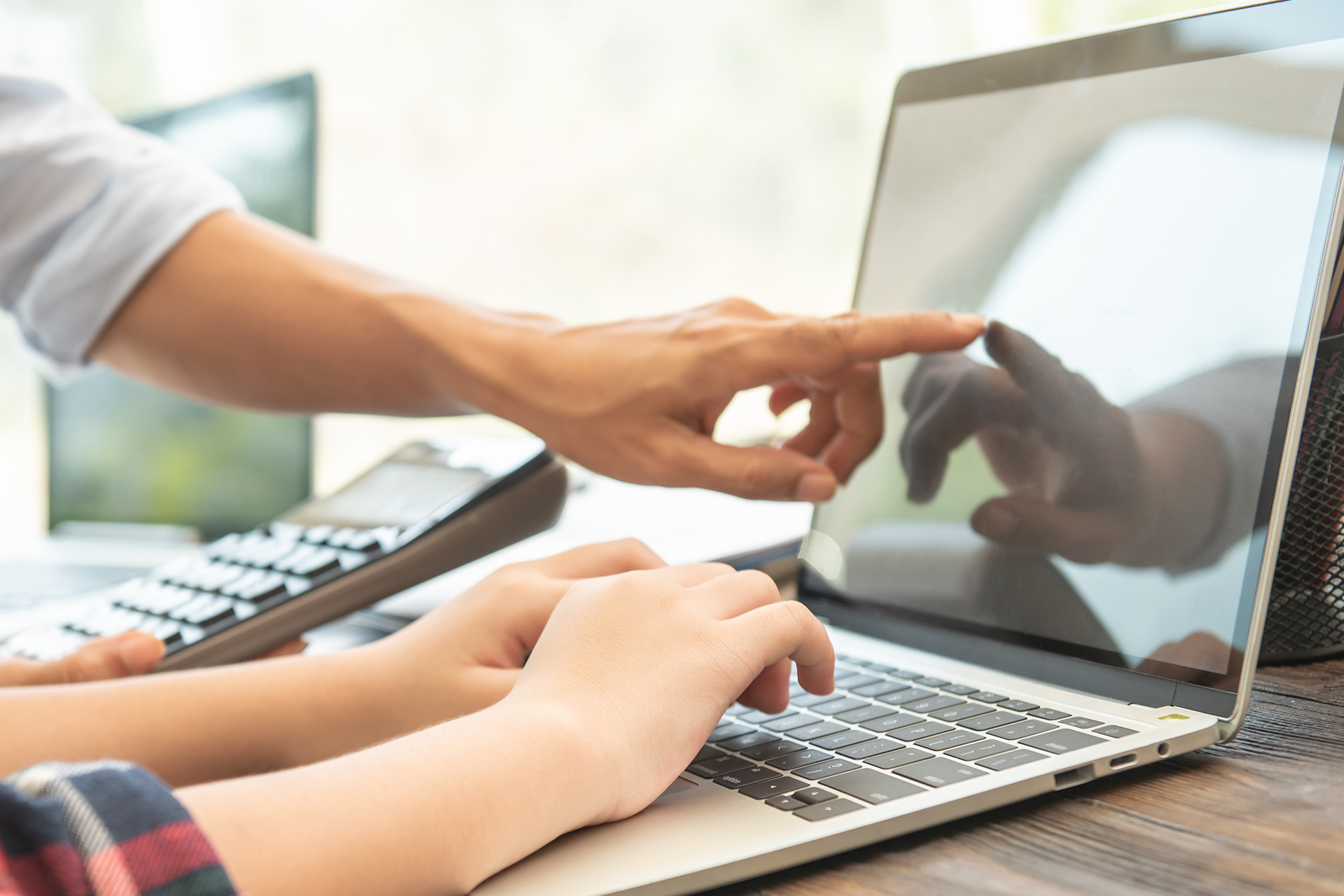 IT-student geeft computerhulp aan huis aan senior